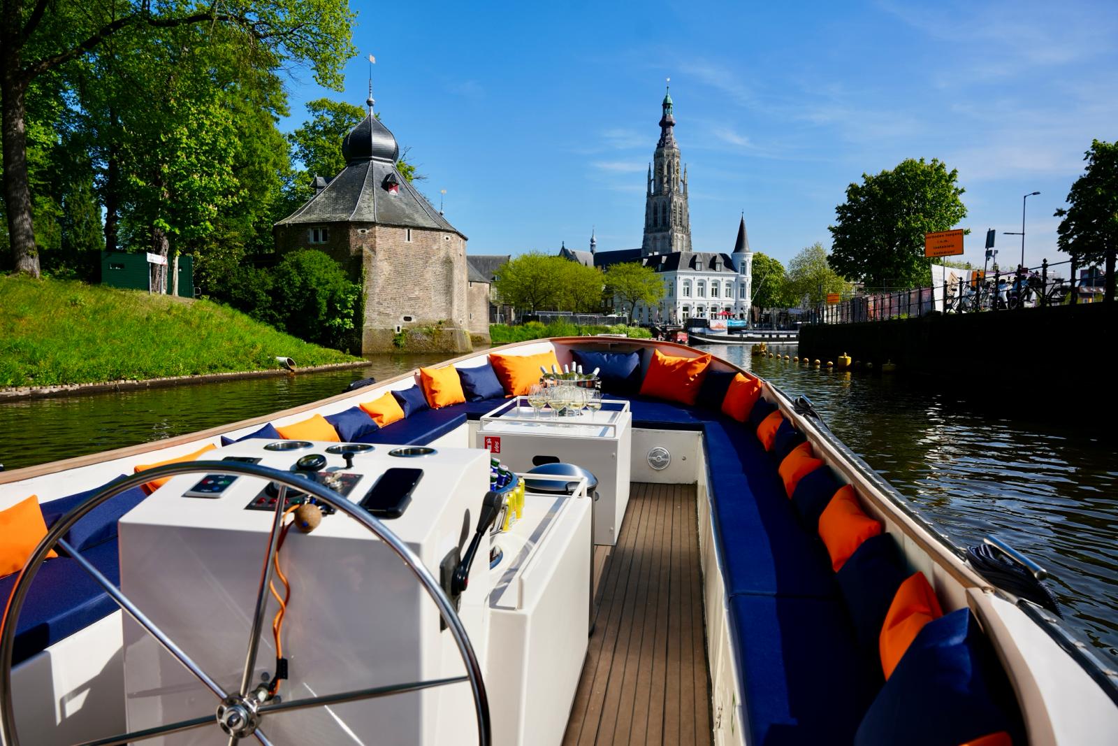Bootje varen in Breda met Ervaar Breda op een rondvaartboot over de singels van Breda